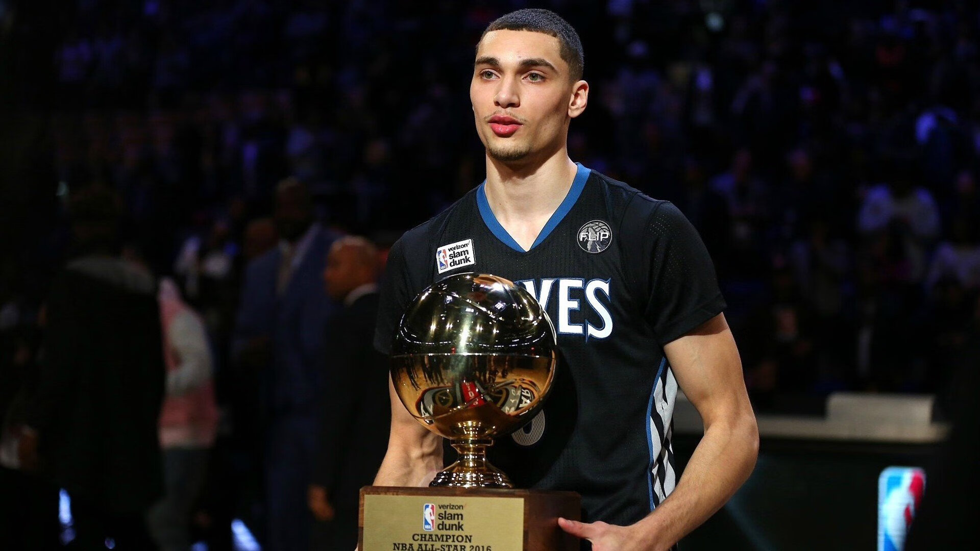 夜间田径赛首次试行，灯光效果获好评，夜晚田径场跑道照片